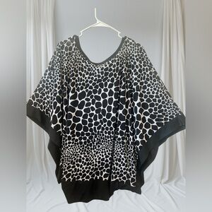 Chic Black and White Blouse with Modern Elegance